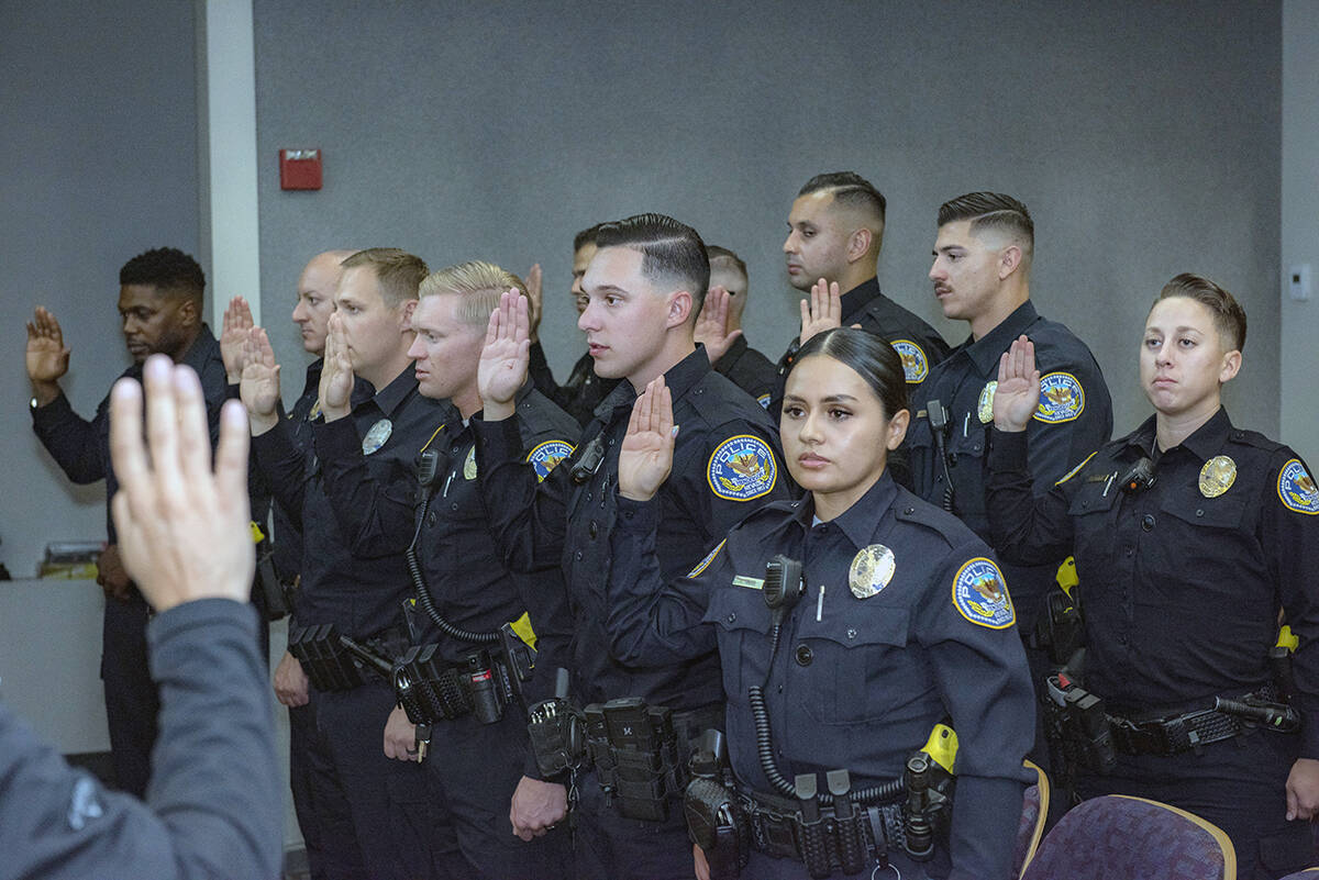 El Departamento de Policía de Henderson (HPD) dio la bienvenida a 11 graduados de su primera a ...