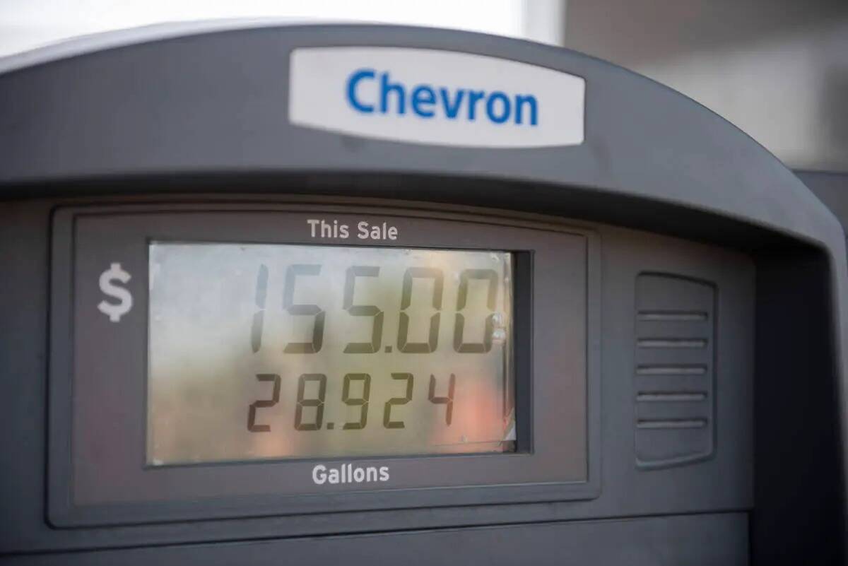 Un surtidor en una estación Chevron en Bonanza Road muestra una transacción reciente de 155 d ...