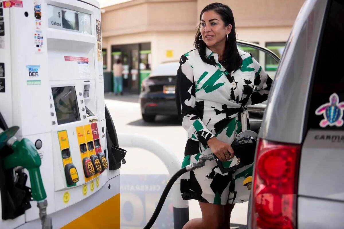 Paola Seminario carga gasolina en una estación de Shell en Charleston Boulevard el jueves 19 d ...