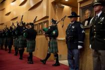 Miembros de la Las Vegas Emerald Society Pipe Band entran en la Cámara del Concejo de la Ciuda ...