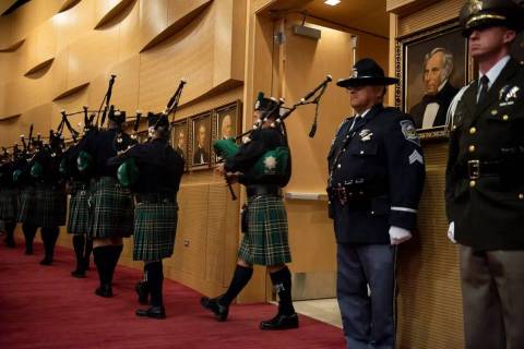 Miembros de la Las Vegas Emerald Society Pipe Band entran en la Cámara del Concejo de la Ciuda ...