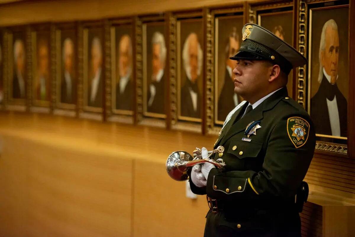 El oficial Víctor Noriega observa el Southern Nevada Law Enforcement Memorial el jueves 19 de ...