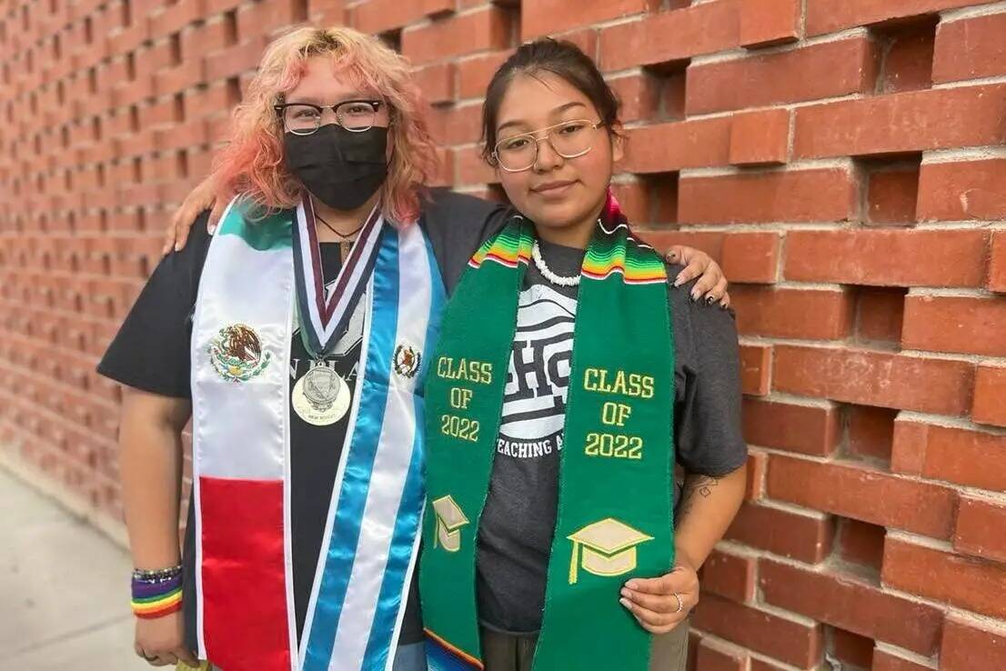 Ashley García-Vallardes, a la izquierda, y Marysol Rodríguez, estudiantes de último año de ...