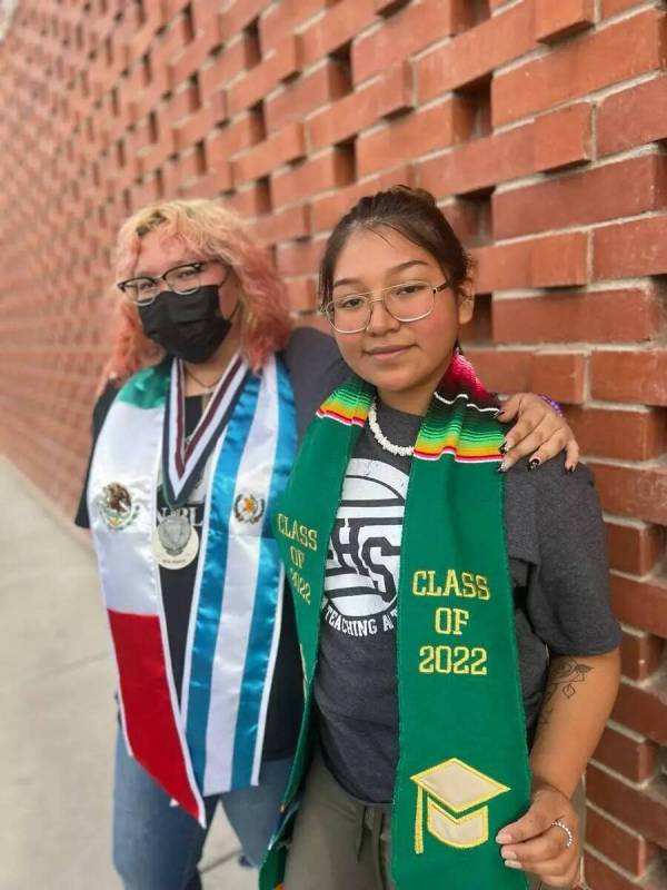 Ashley García-Vallardes, a la izquierda, y Marysol Rodríguez, estudiantes de último año de ...