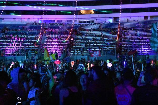 Miles de personas acuden al primer día de EDC Las Vegas 2022. Viernes 20 de mayo de 2022 en La ...