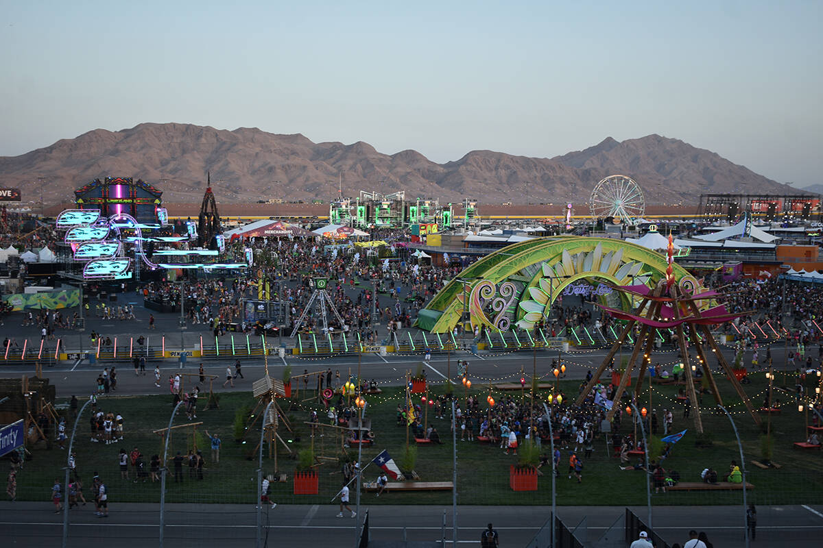 Miles de personas acuden al primer día de EDC Las Vegas 2022. Viernes 20 de mayo de 2022 en La ...