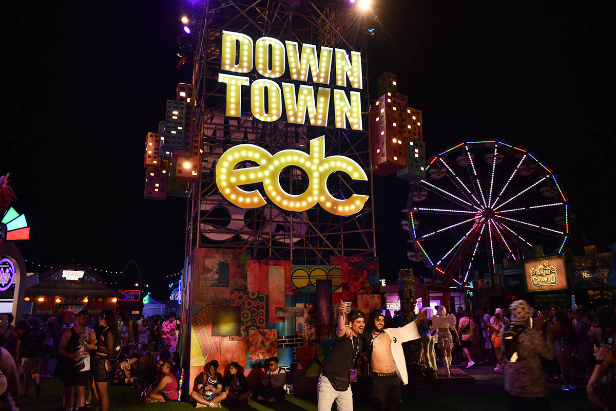El área de "Downtown EDC" ofrece distintas atracciones para los asistentes, durante el primer ...