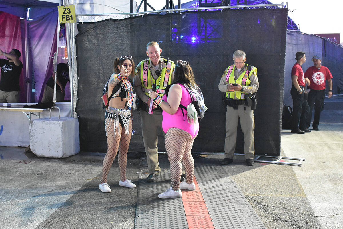 Un oficial de LMVPD conversa con dos asistentes durante el segundo día de EDC Las Vegas. Sába ...