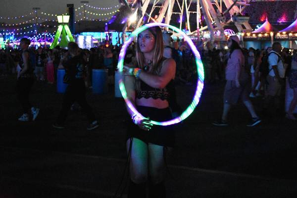 Emma Lacy baila con un arco iluminado durante el segundo día de EDC Las Vegas. Sábado 21 de m ...