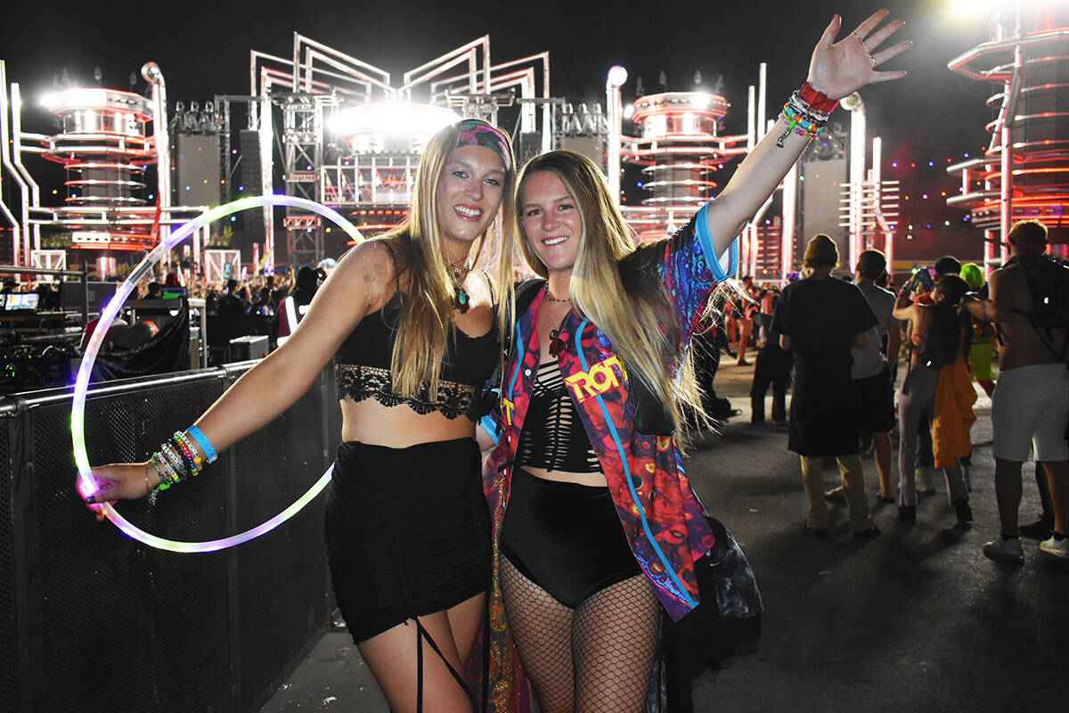 Emma Lacy y su amiga disfrutaron cada momento del segundo día de EDC Las Vegas. Sábado 21 de ...
