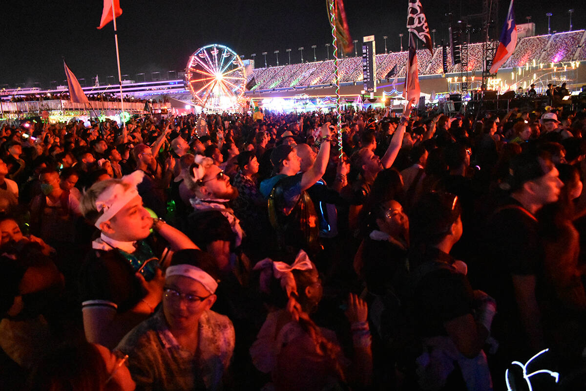 Miles de personas celebraron el ritmo de la música electrónica durante el segundo día de EDC ...
