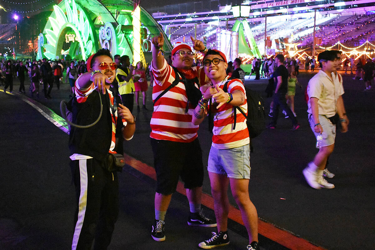Este grupo de amigos disfrutó del segundo día de EDC Las Vegas visitiendo como "Waldo". Sába ...