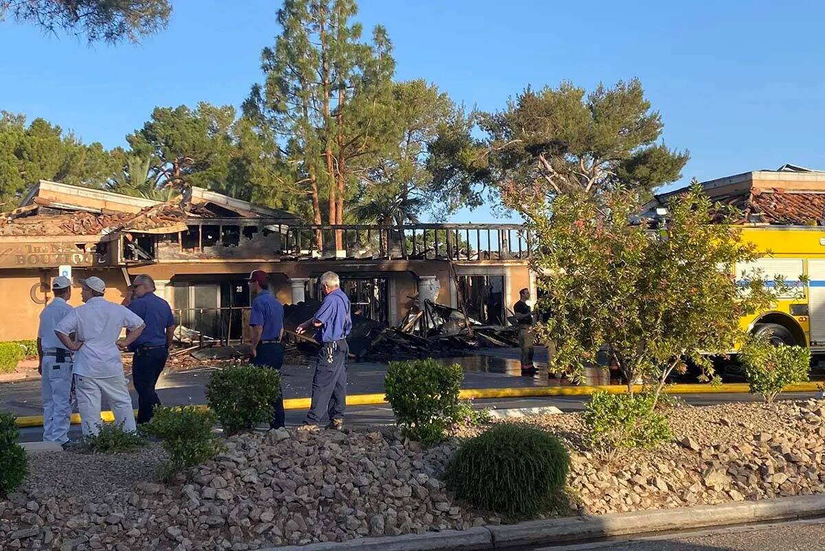 Un incendio causó graves daños en un complejo comercial frente a Sunset Park a primera hora d ...