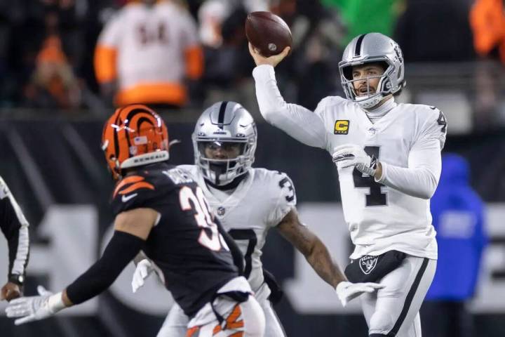 El quarterback de los Raiders, Derek Carr (4), realiza un lanzamiento sobre el free safety de l ...