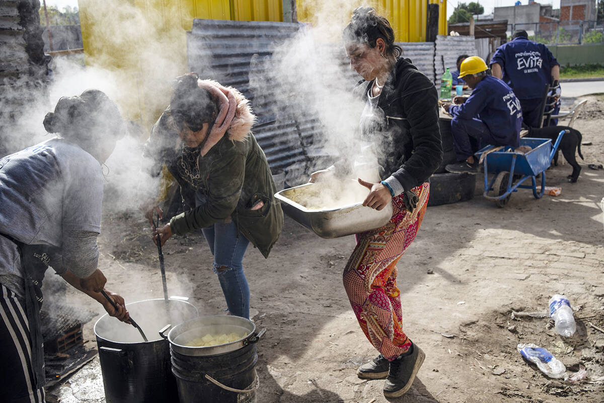 Mujeres cocinan en un comedor social para alimentar a los vecinos en el barrio Puerta de Hierro ...