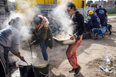 Mujeres cocinan en un comedor social para alimentar a los vecinos en el barrio Puerta de Hierro ...