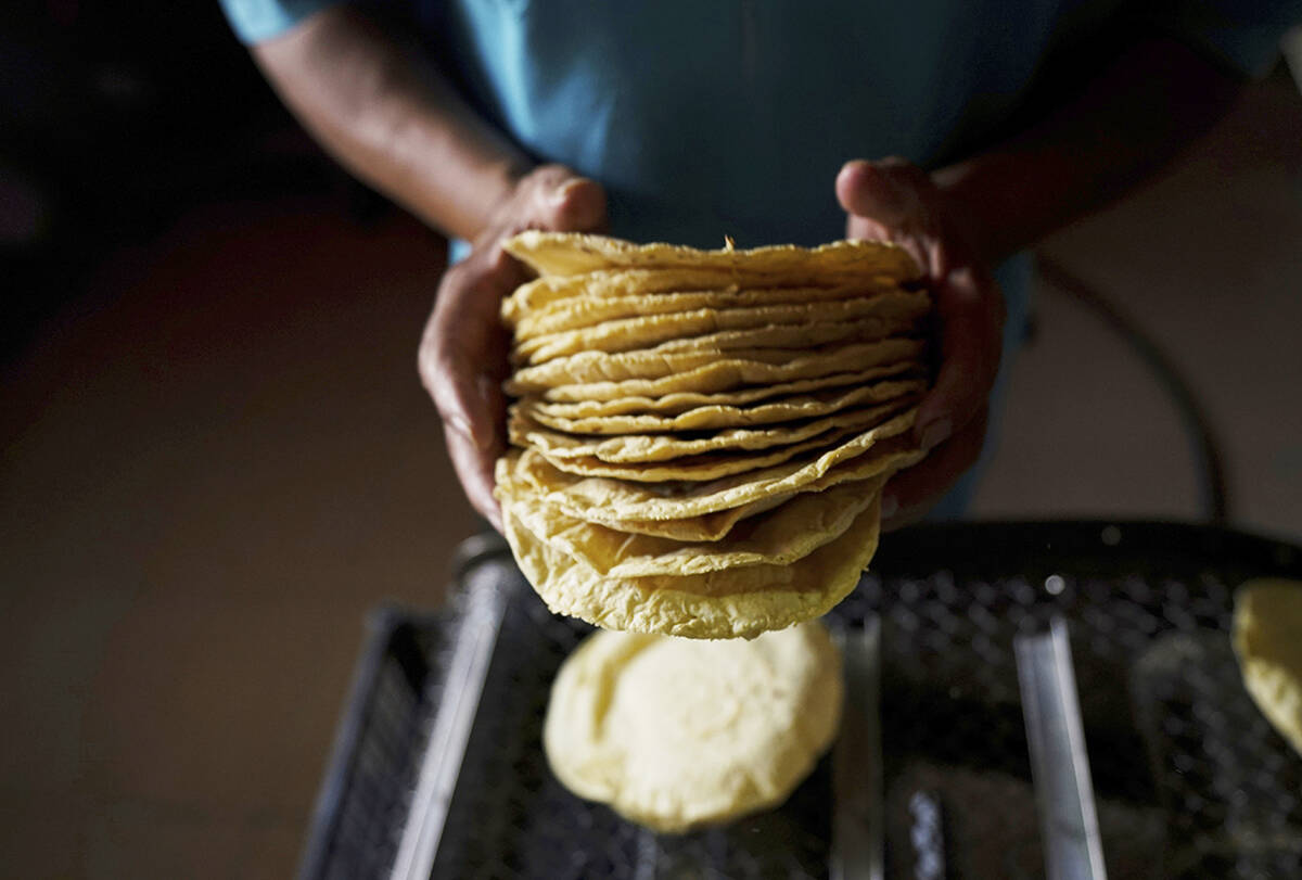 Un empleado empaca tortillas para vender a 20 pesos mexicanos por kilo, aproximadamente un dól ...