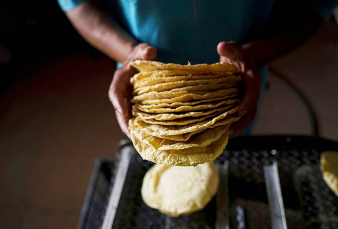 Un empleado empaca tortillas para vender a 20 pesos mexicanos por kilo, aproximadamente un dól ...