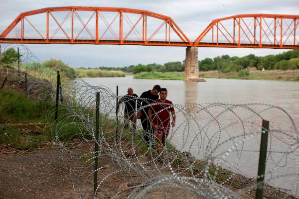 Tres migrantes cubanos llegan a suelo estadounidense tras cruzar el Río bravo en Eagle Pass, T ...
