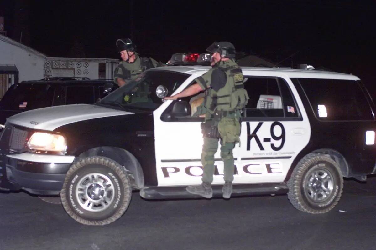 Agentes de SWAT recorren Bonanza Road el domingo 14 de abril de 2002, en busca de Timmy "T.J." ...
