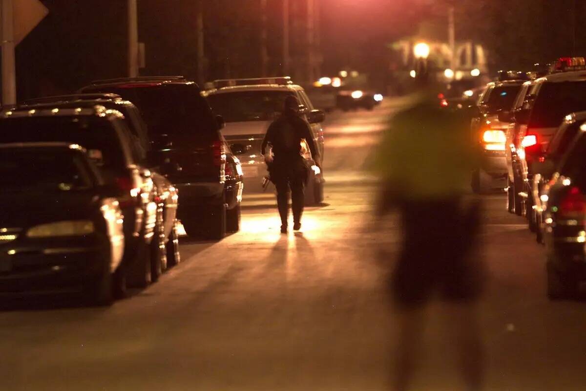 Un agente de SWAT camina por First Street, cerca de Bonanza Road, el domingo 14 de abril de 200 ...