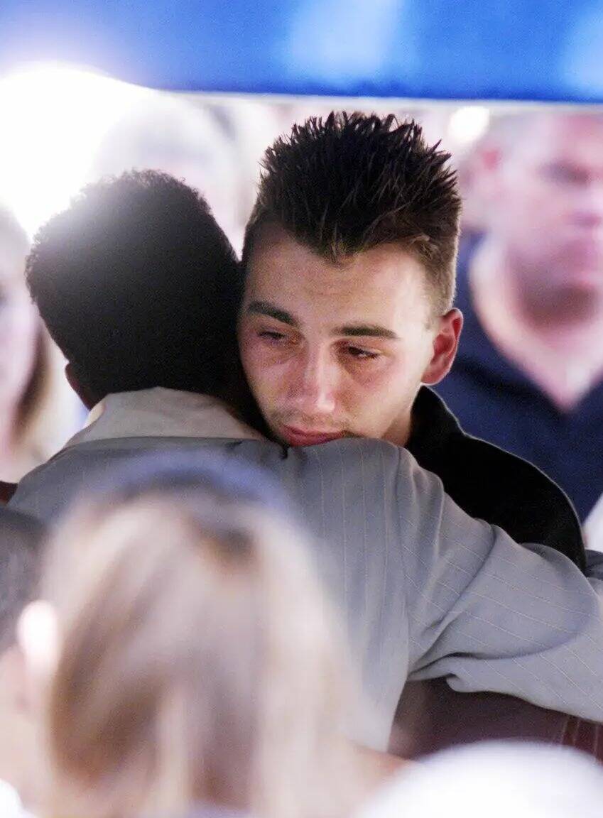 Chris Gautier, de 17 años, abraza a un ser querido durante los servicios funerarios por su mad ...