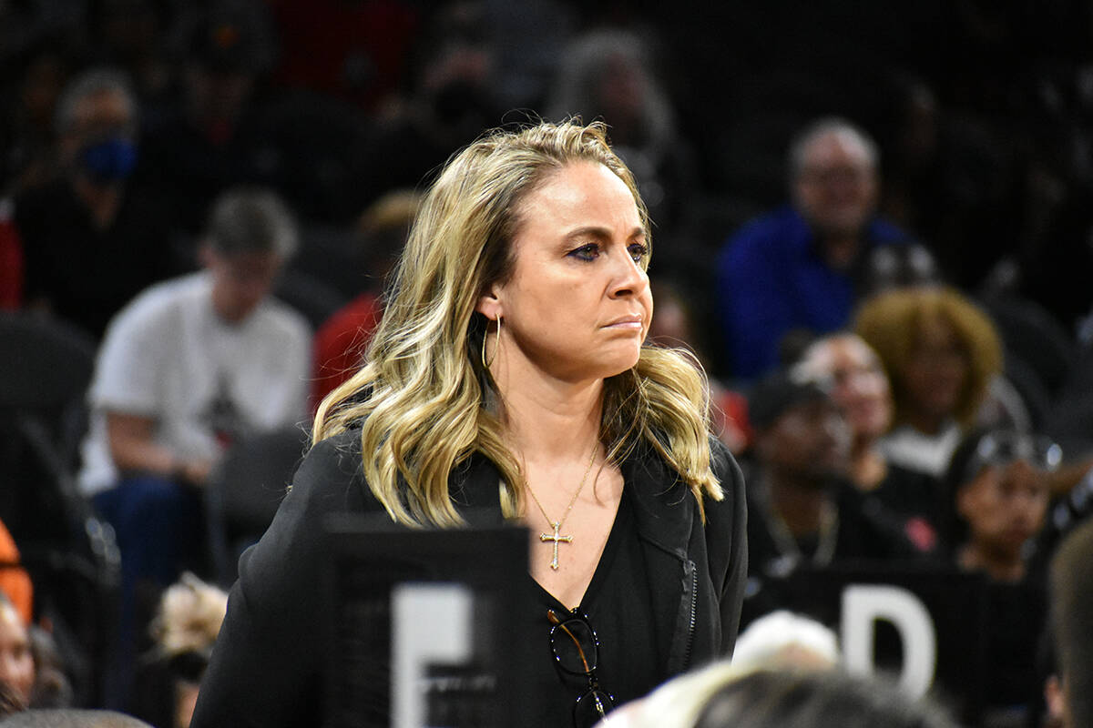 La entrenadora de Las Vegas Aces, Becky Hammon, observa el rendimiento de su equipo durante un ...