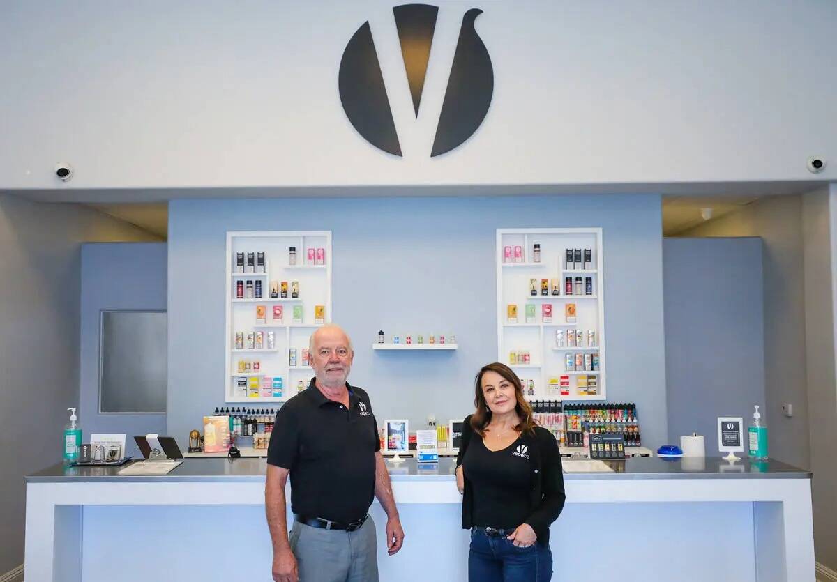 Los propietarios Greg Belcher y Liz Whelan en uno de sus locales de Vapeco en Las Vegas, el jue ...