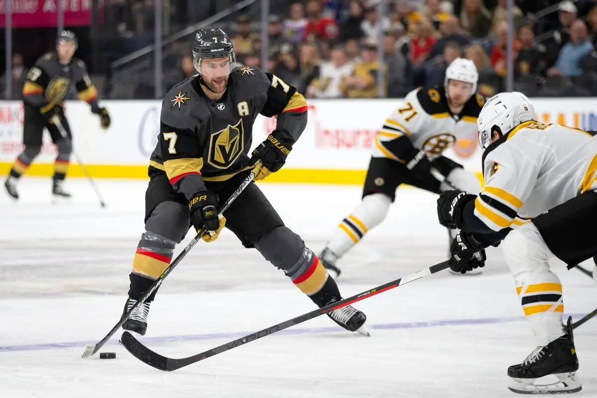 El defensa de los Golden Knights Alex Pietrangelo (7) patina contra el defensa de los Bruins Mi ...