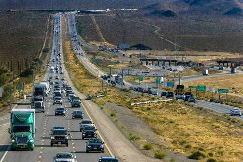 El tráfico del fin de semana festivo se hace más pesado en la frontera estatal mientras los v ...