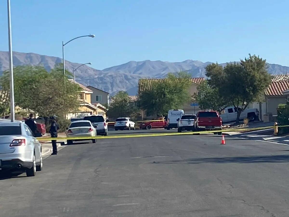 La policía de North Las Vegas investiga un tiroteo el miércoles 25 de mayo de 2022, cerca de ...
