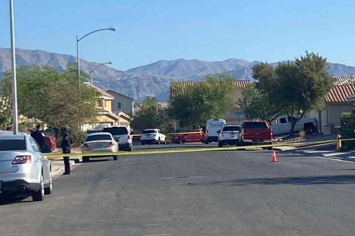 La policía de North Las Vegas investiga un tiroteo el miércoles 25 de mayo de 2022, cerca de ...