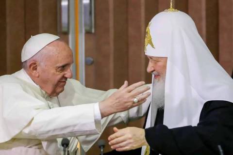 ARCHIVO - El Papa Francisco, a la izquierda, alcanza a abrazar al Patriarca Ortodoxo Ruso Kiril ...