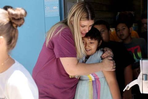La profesora de tercer grado Lindsey Shultzman abraza a Perla Contreas, de nueve años, el últ ...
