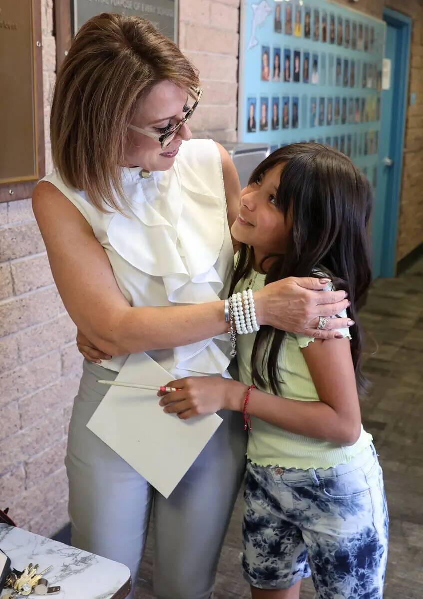 Romina Moreno, de 10 años, abraza a la directora Terri Castillo en el último día de clase en ...