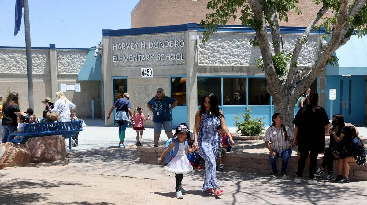Los estudiantes son despedidos en el último día de clases en Dondero Elementary School en Las ...