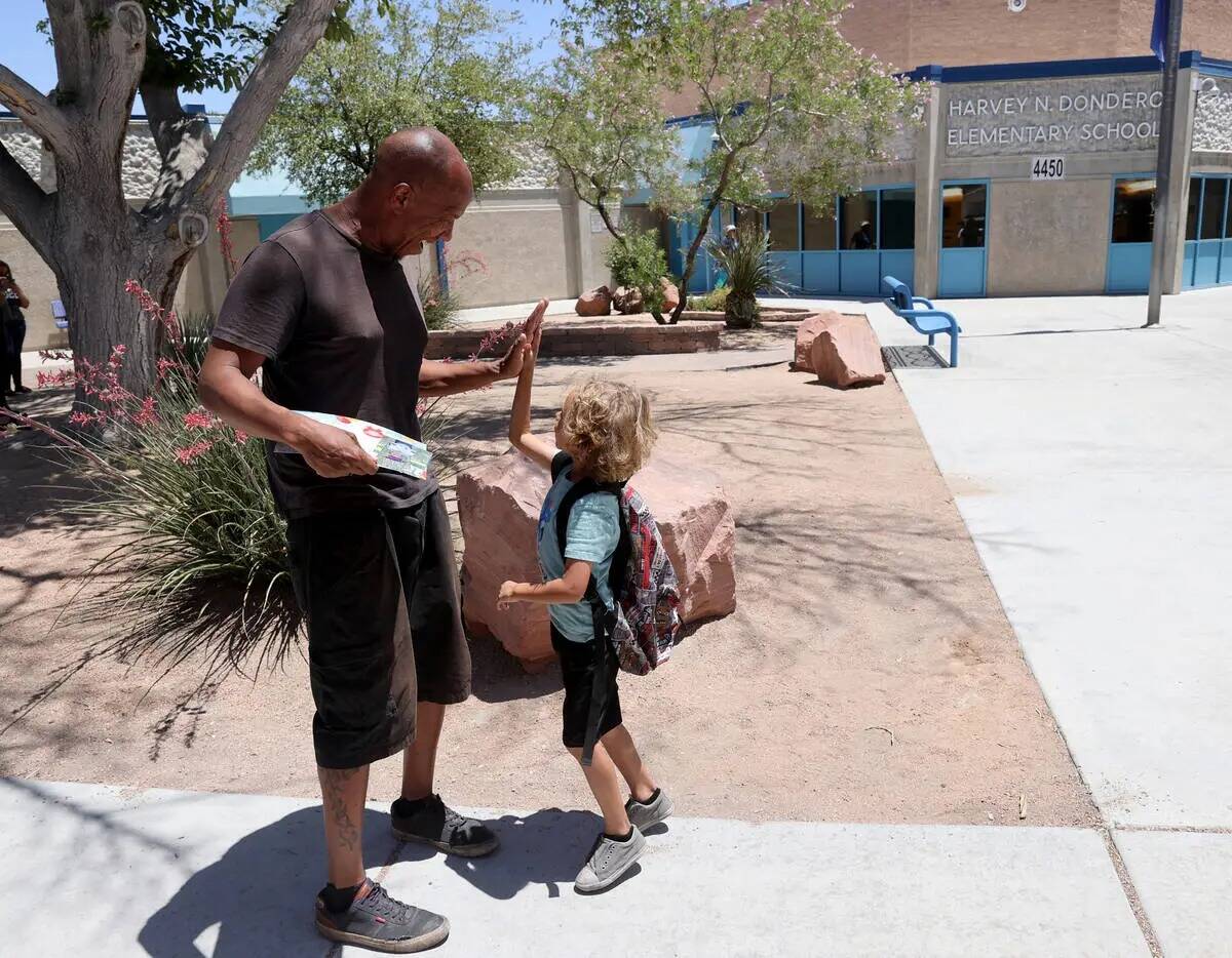 Wade Middleton recoge a su hijo de cinco años, Oakland, el último día de escuela en Dondero ...