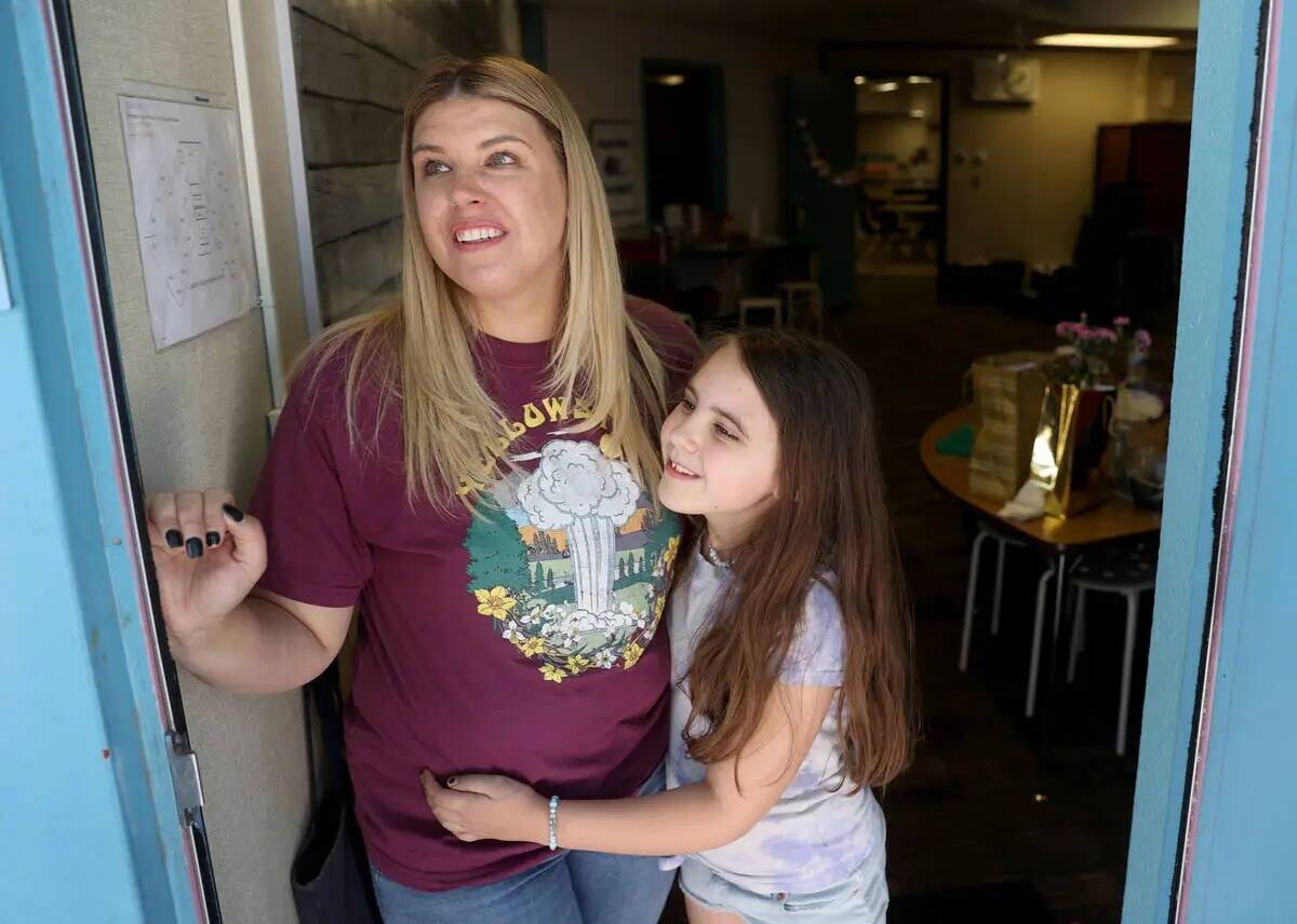 La profesora de tercer grado Lindsey Shultzman con su hija y alumna Shea Shultzman, de ocho añ ...