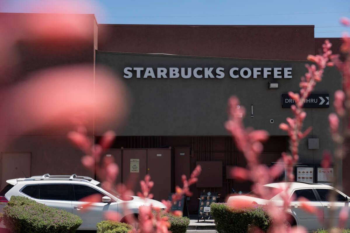 El Starbucks en S Eastern Avenue, que está siendo demandado por el oficial de NHP Steven Darne ...