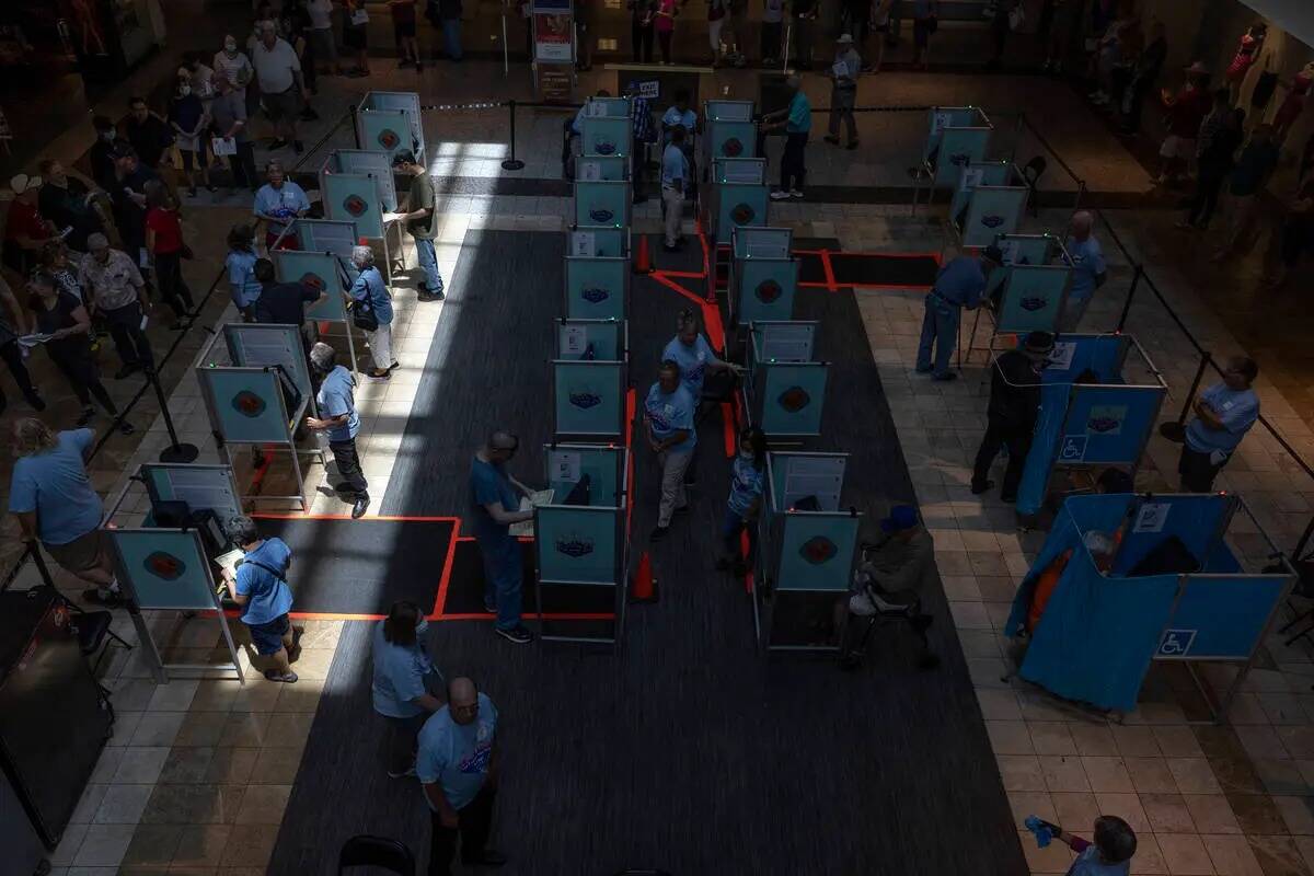 Los votantes anticipados emiten su voto en el sitio de votación del centro comercial Galleria ...