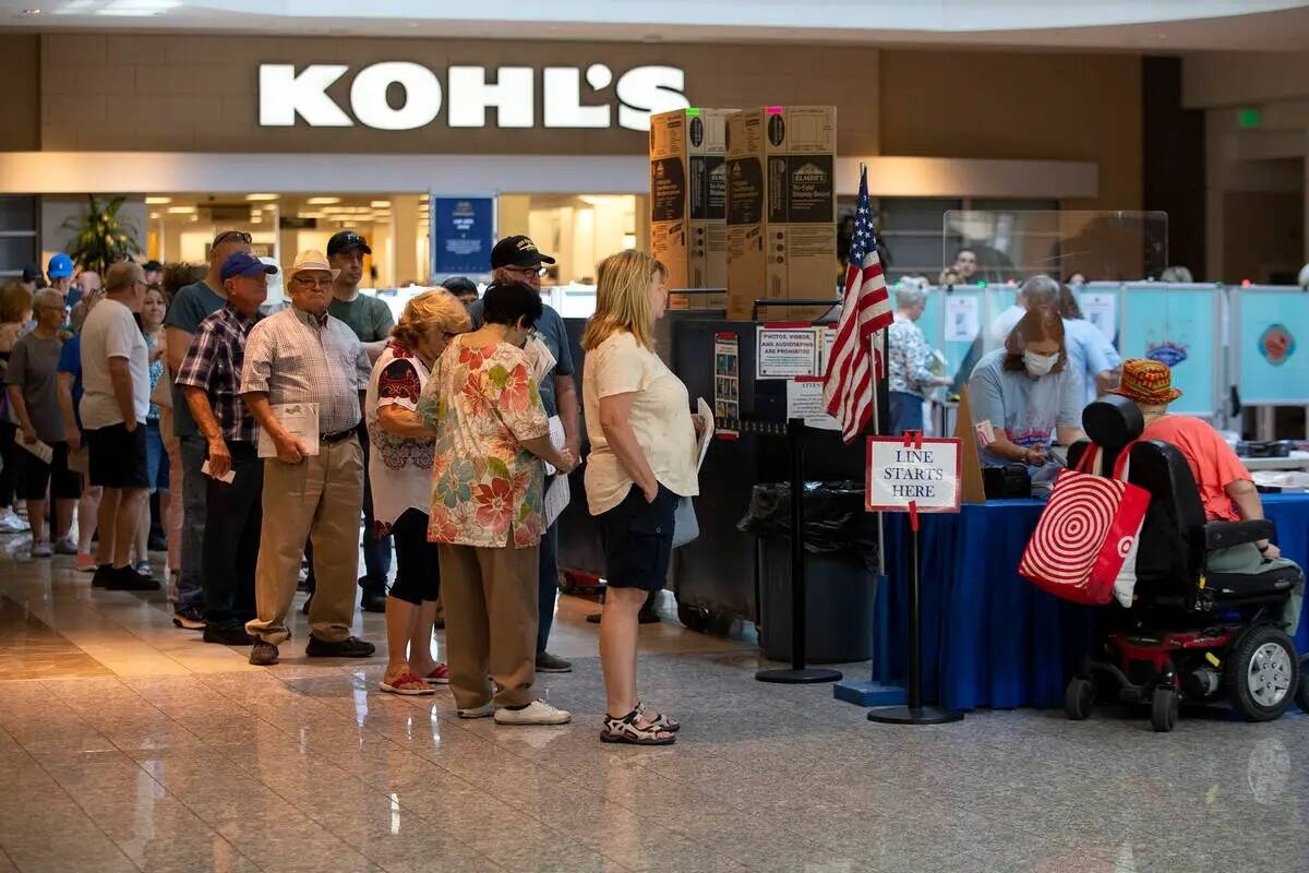 Los votantes anticipados esperan en fila para emitir su voto en el centro comercial Galleria at ...