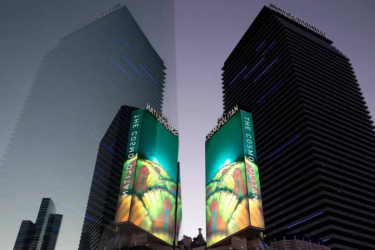 El Cosmopolitan de Las Vegas se refleja en el cristal de un puente peatonal el miércoles 9 de ...