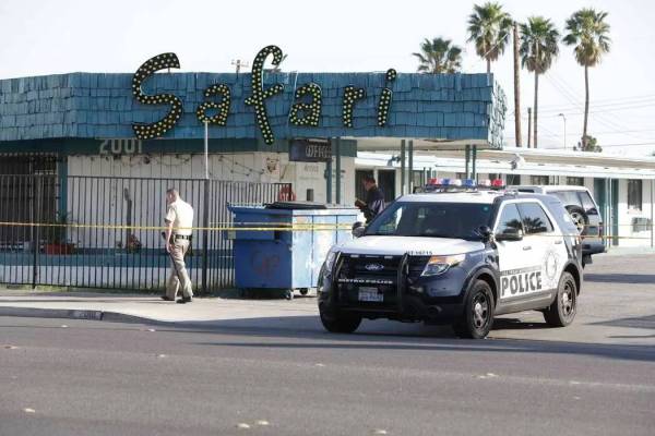 La policía de Las Vegas investiga un tiroteo mortal en el Motel Safari, en la calle Fremont 20 ...