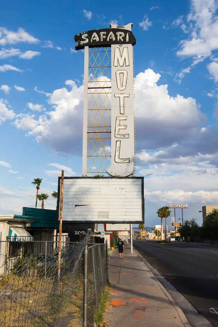 Vista exterior del Motel Safari en Fremont Street, en el centro de Las Vegas, el miércoles 4 d ...