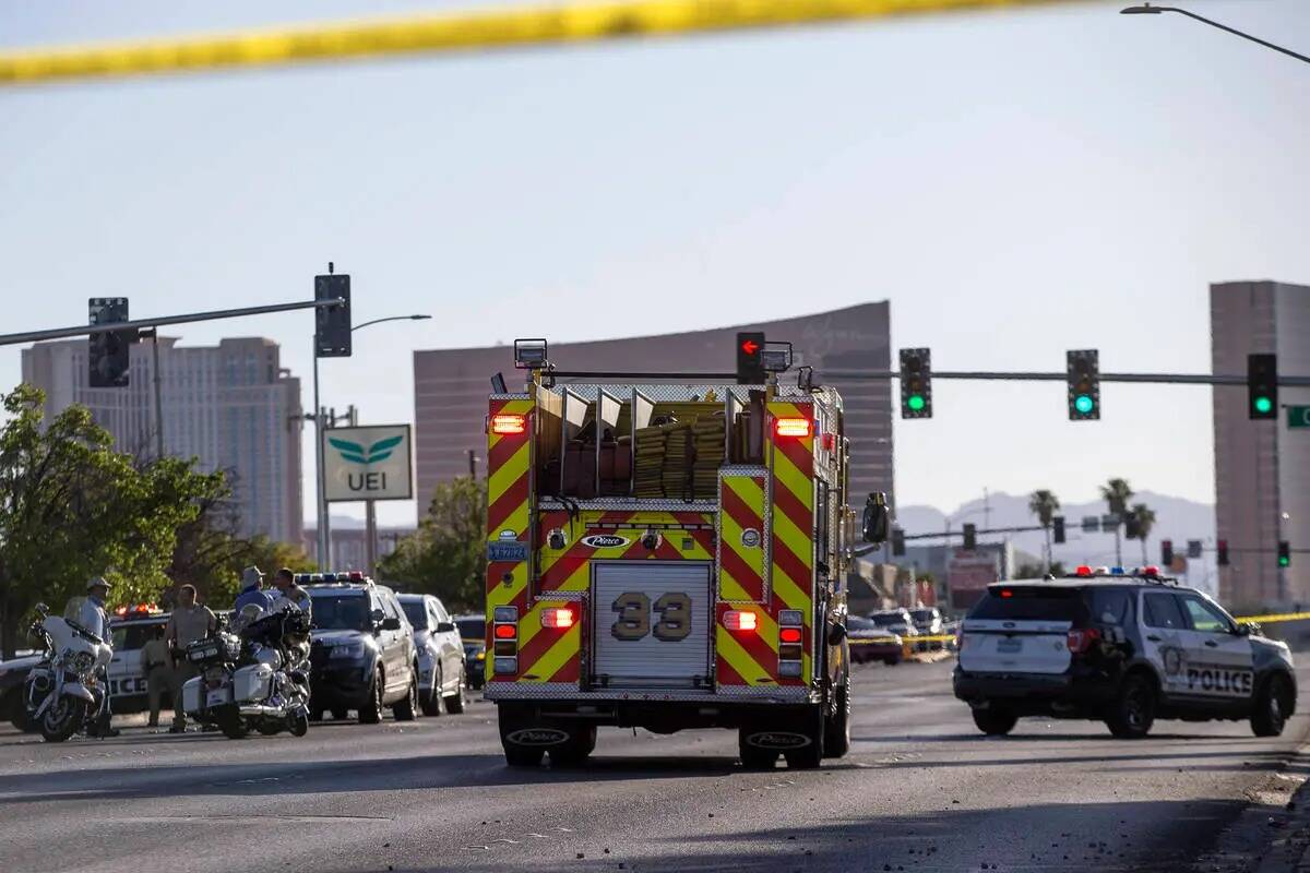 La Policía Metropolitana y los Bomberos de Las Vegas investigan la escena en la que una person ...