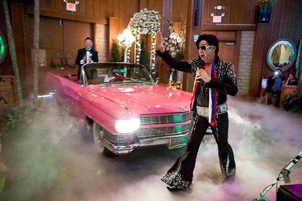 Ron Decar, propietario de Viva Las Vegas, hace su aparición como Elvis mientras presenta a Gar ...