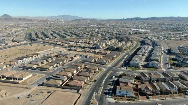 Una vista aérea de las urbanizaciones al este de Boulder Highway en Warm Springs Road el jueve ...