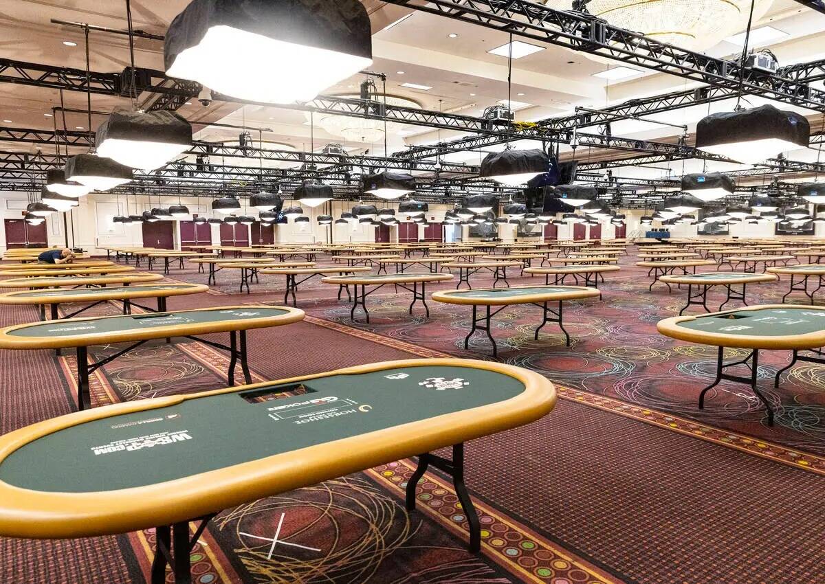 Mesas de póquer durante una visita de los medios de comunicación a Paris Las Vegas el jueves ...