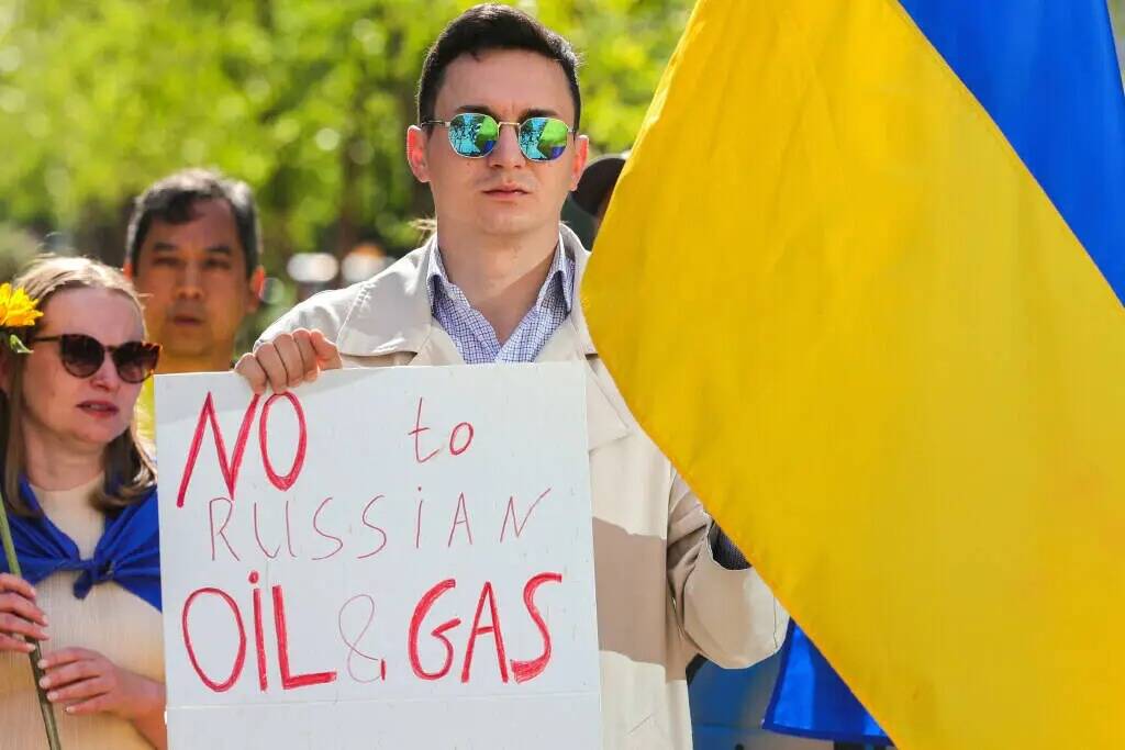 Manifestantes ucranianos exigen un embargo del petróleo ruso durante una protesta frente a las ...