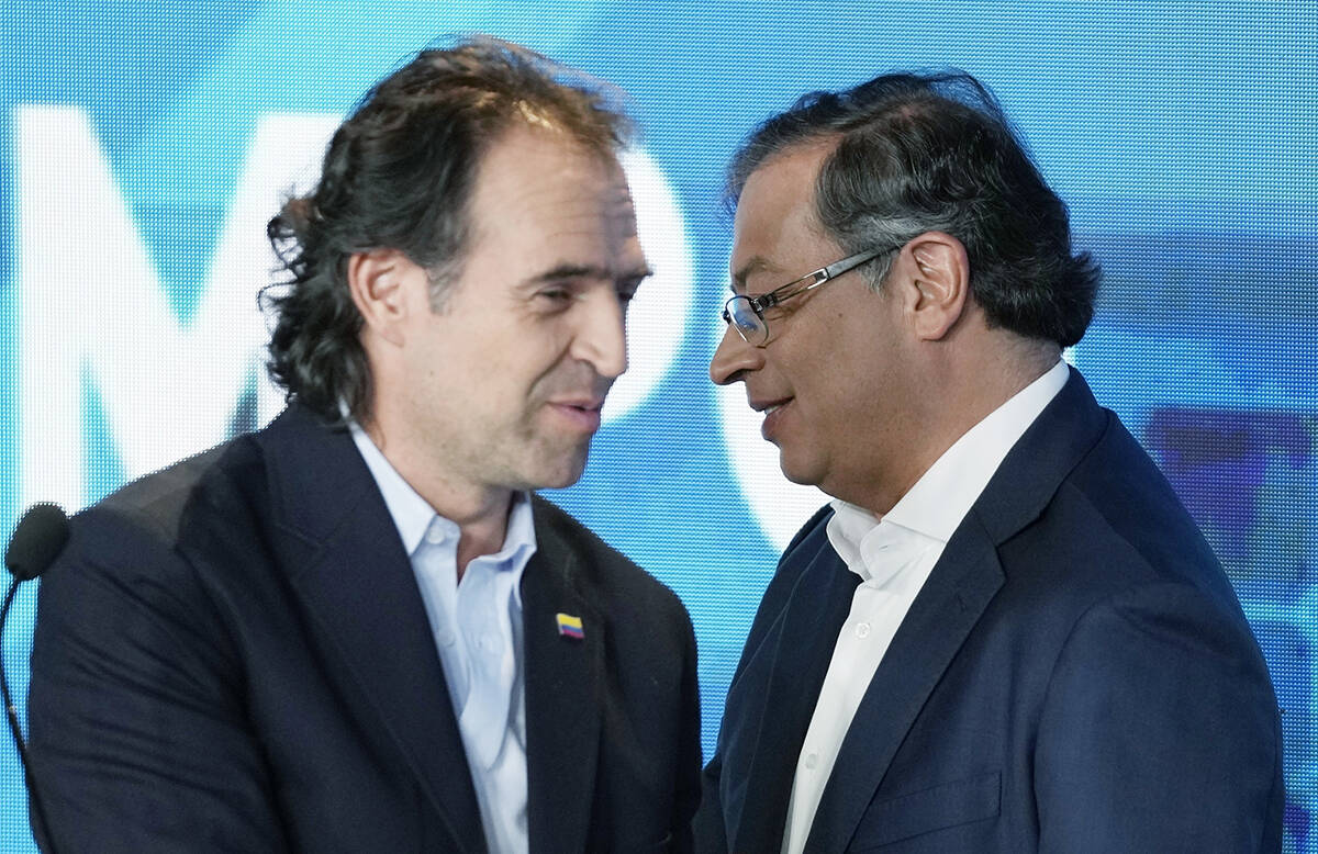 El candidato presidencial Gustavo Petro -derecha- de la Coalición Pacto Histórico y Federico ...